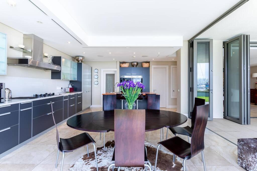 Outstanding V&A Marina Waterfront Apartment Cidade Do Cabo Exterior foto